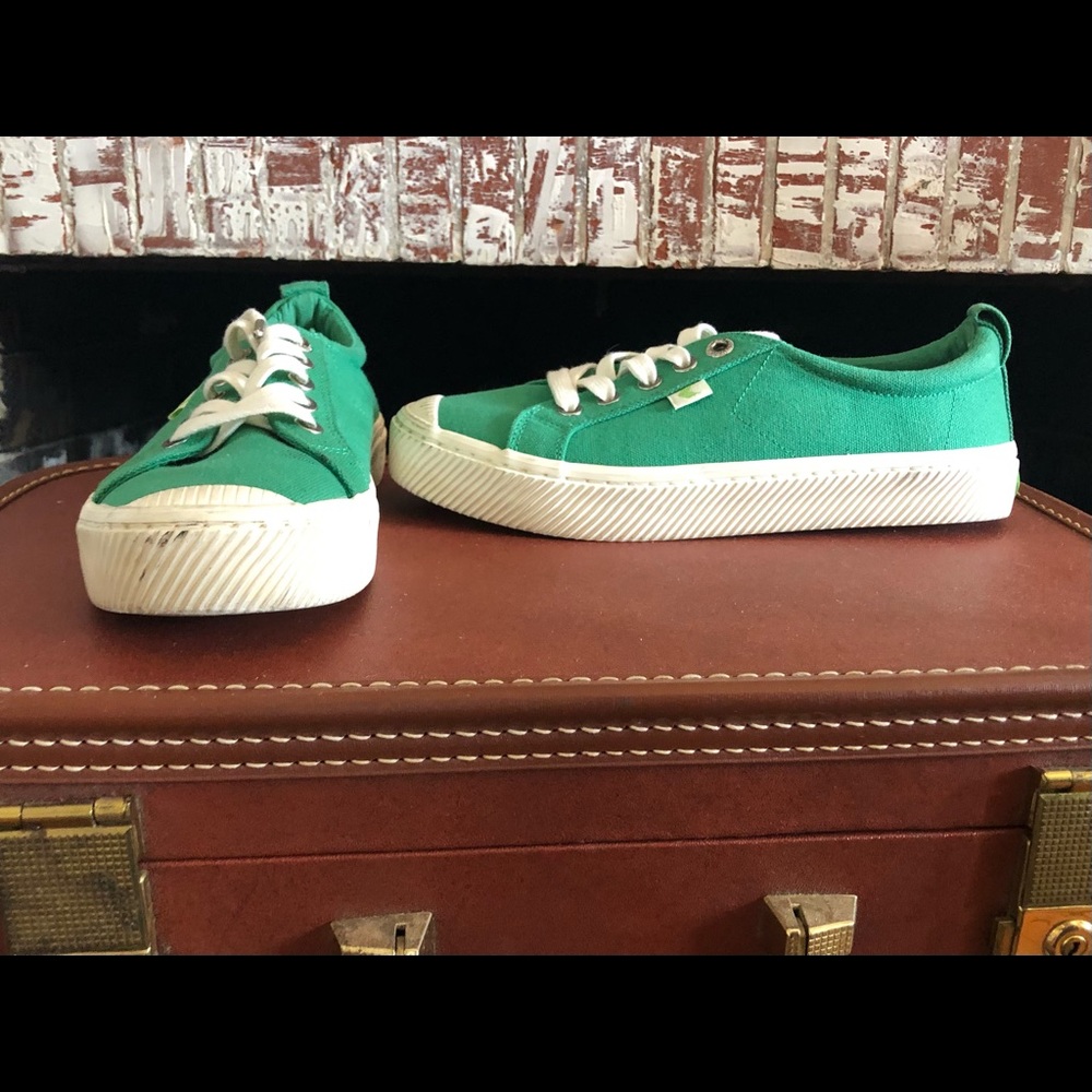 Cariuma green sneakers